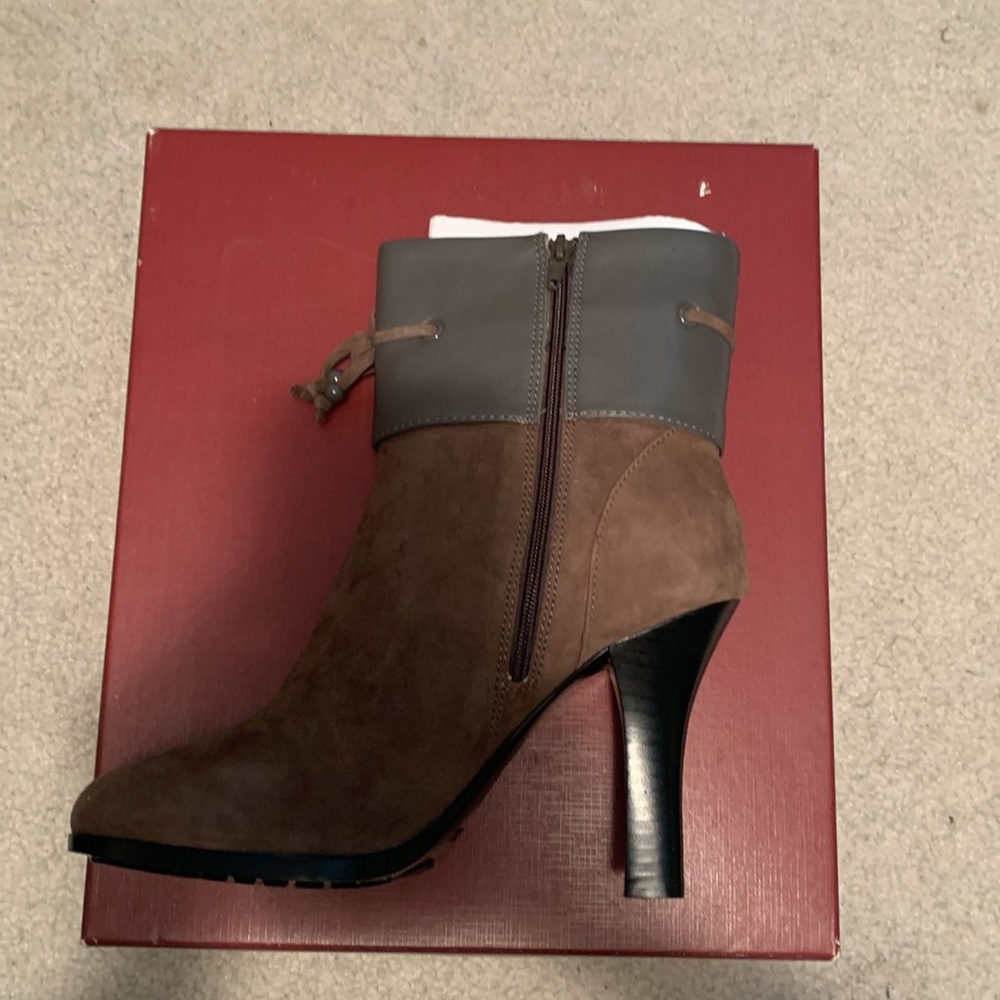 Sofft Ballena Mauve Avery Suede Boots. Size 7. Brand new.